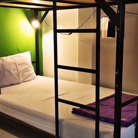 De Talak Hostel Bangkok Exterior photo