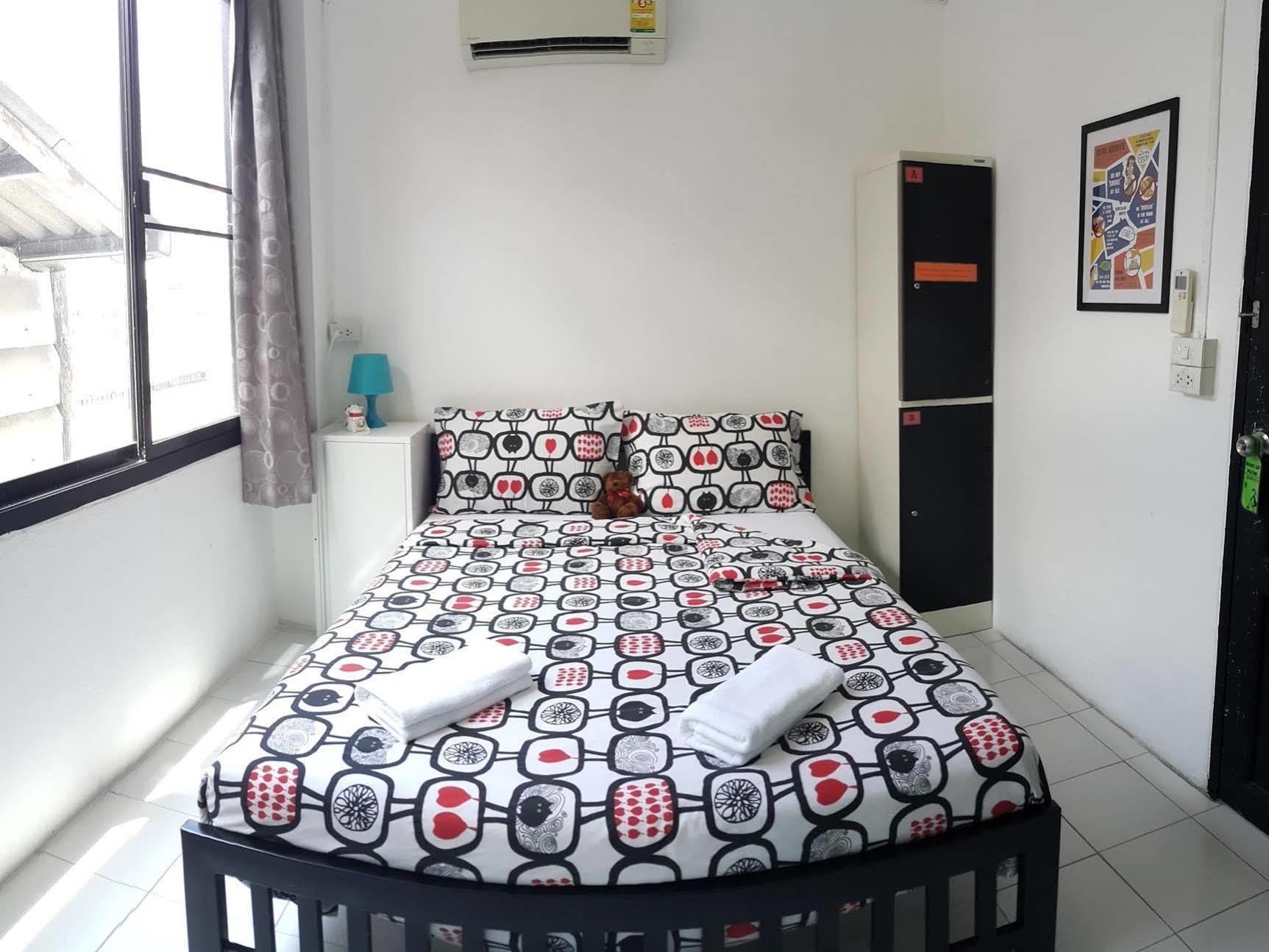 De Talak Hostel Bangkok Exterior photo