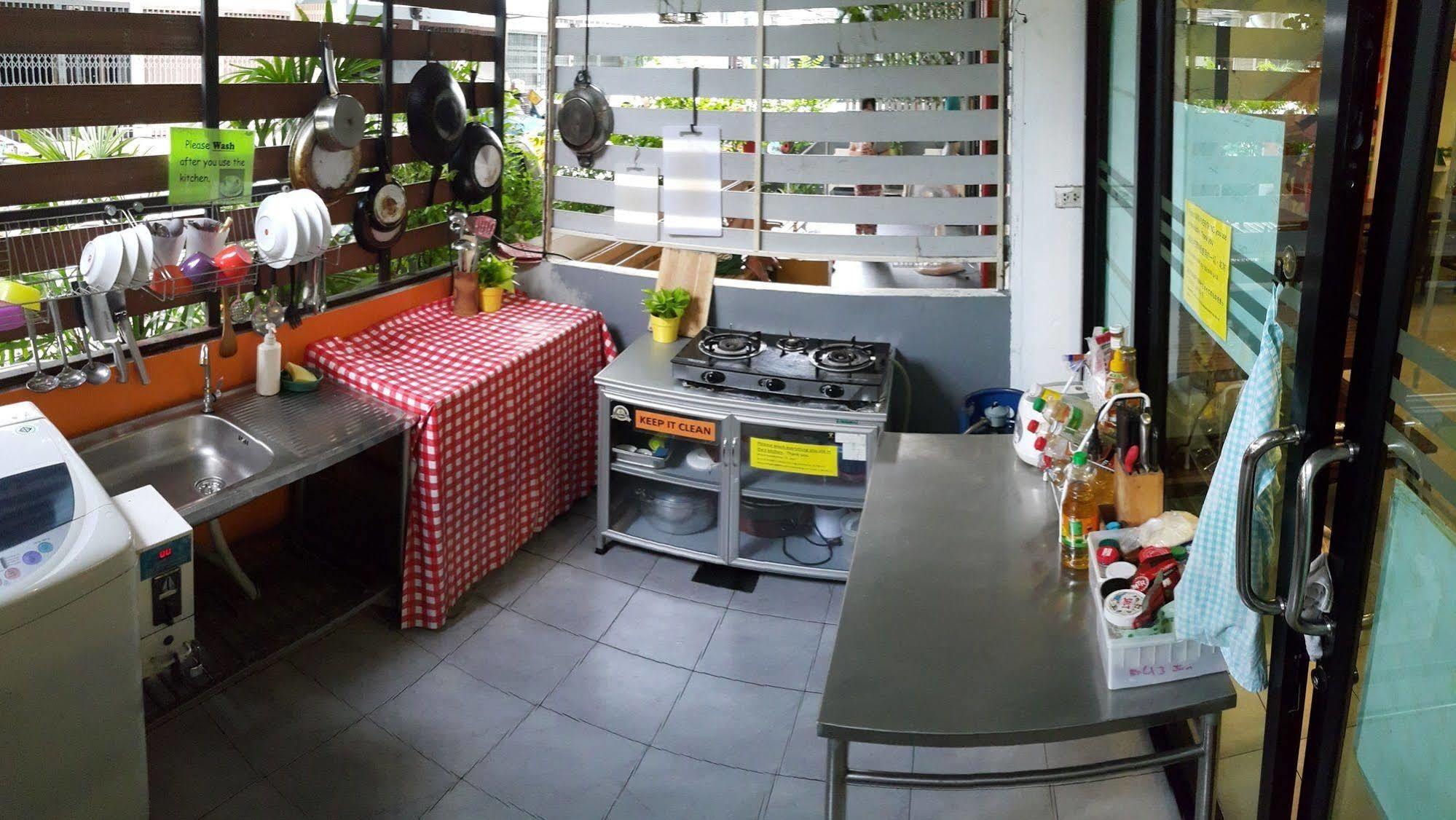 De Talak Hostel Bangkok Exterior photo