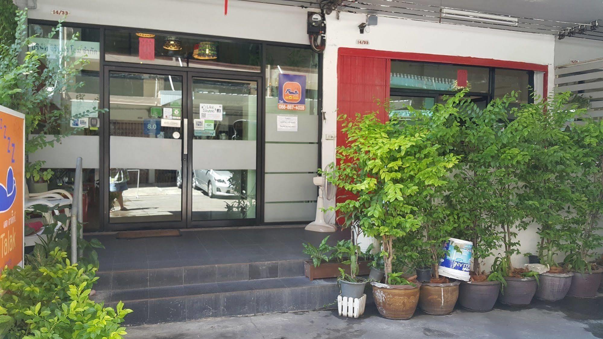 De Talak Hostel Bangkok Exterior photo