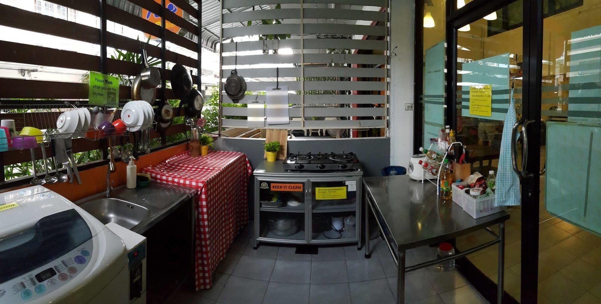 De Talak Hostel Bangkok Exterior photo